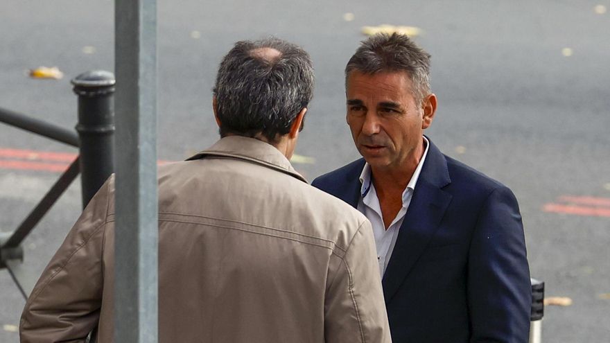 Luis Alberto Escolano (d), uno de los tres socios del comisionista Víctor de Aldama, a su llegada a la Audiencia Nacional el pasado 11 de noviembre. EFE/Javier Lizón