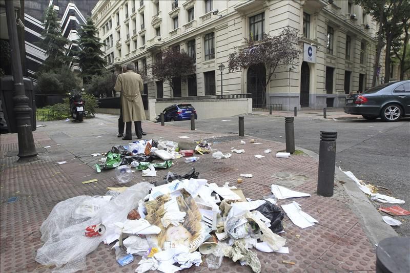 El Ayuntamiento de Madrid habla de "guerrilla urbana" en la huelga de limpieza