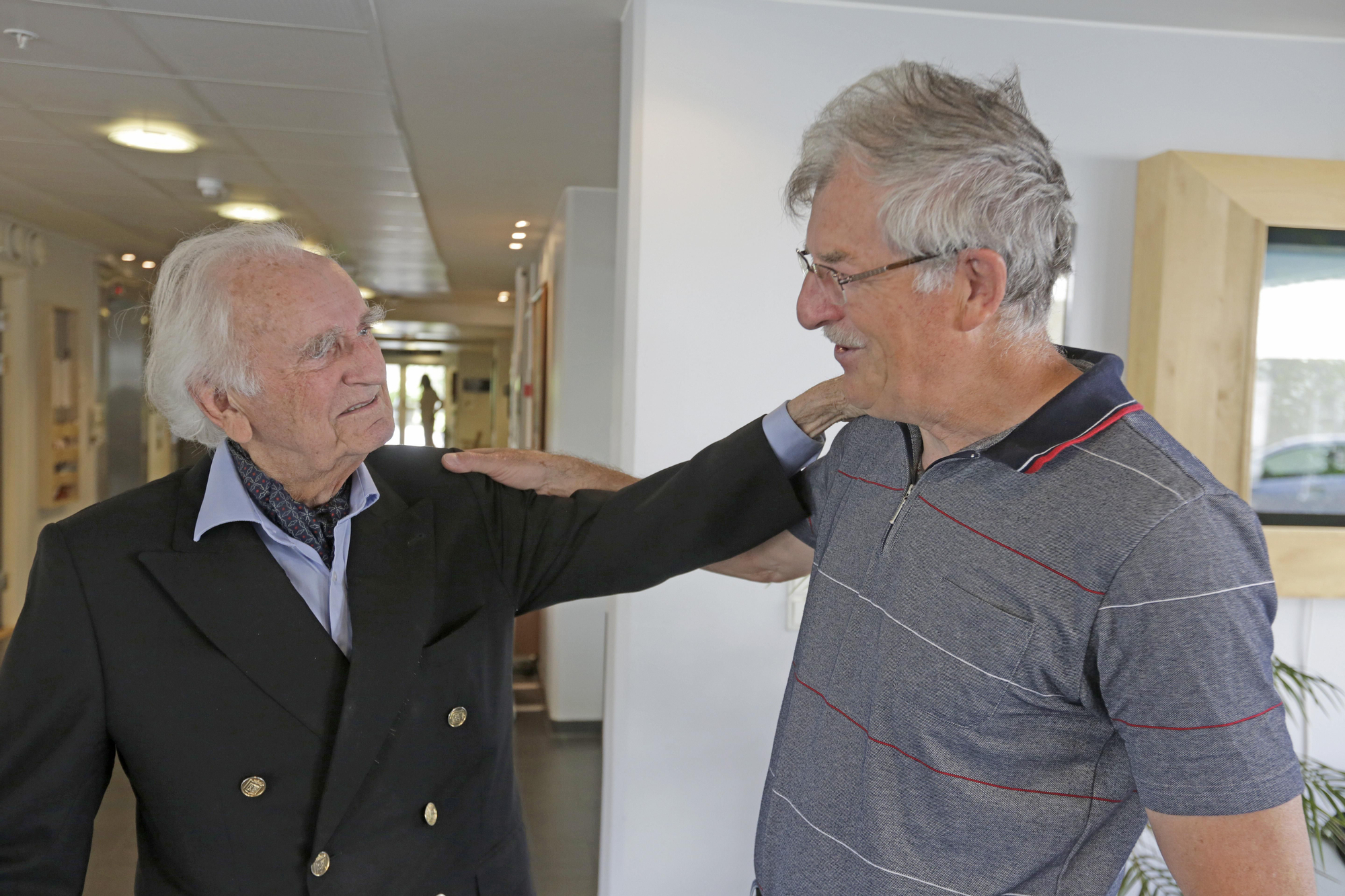 Aunque no se acordaba de su caso concreto de entre las cientos de personas a las que ayudó a salir de Chile durante la dictadura, Frode Nielsen (izquierda), este hombre de cara arrugada dice, mientras abraza a Víctor (derecha) lo que lleva diciendo desde que era embajador de noruega en el país: que todas las personas son valiosas y que eso no se debe olvidar. Víctor, detenido tras el golpe de Estado en noviembre de 1973, sí se acuerda de cómo Nielsen le ayudó a lograr salir de la cárcel y poder exiliarse en Noruega ©Fredrik Naumann/Felix Features