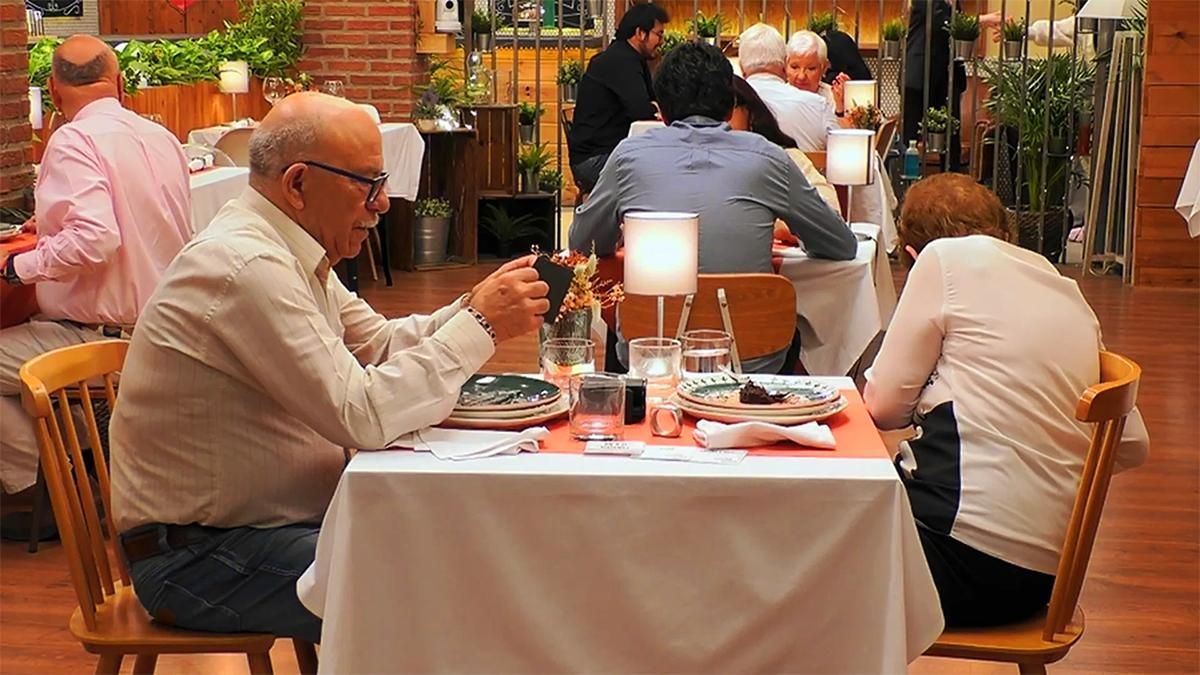 Una soltera de 'First Dates' da el susto en plena cita: "Anda, que atragantarme con agua..."
