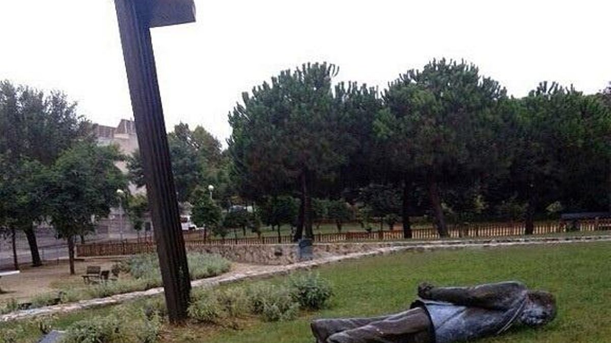 La estatua de Jordi Pujol de bruces sobre la hierba.