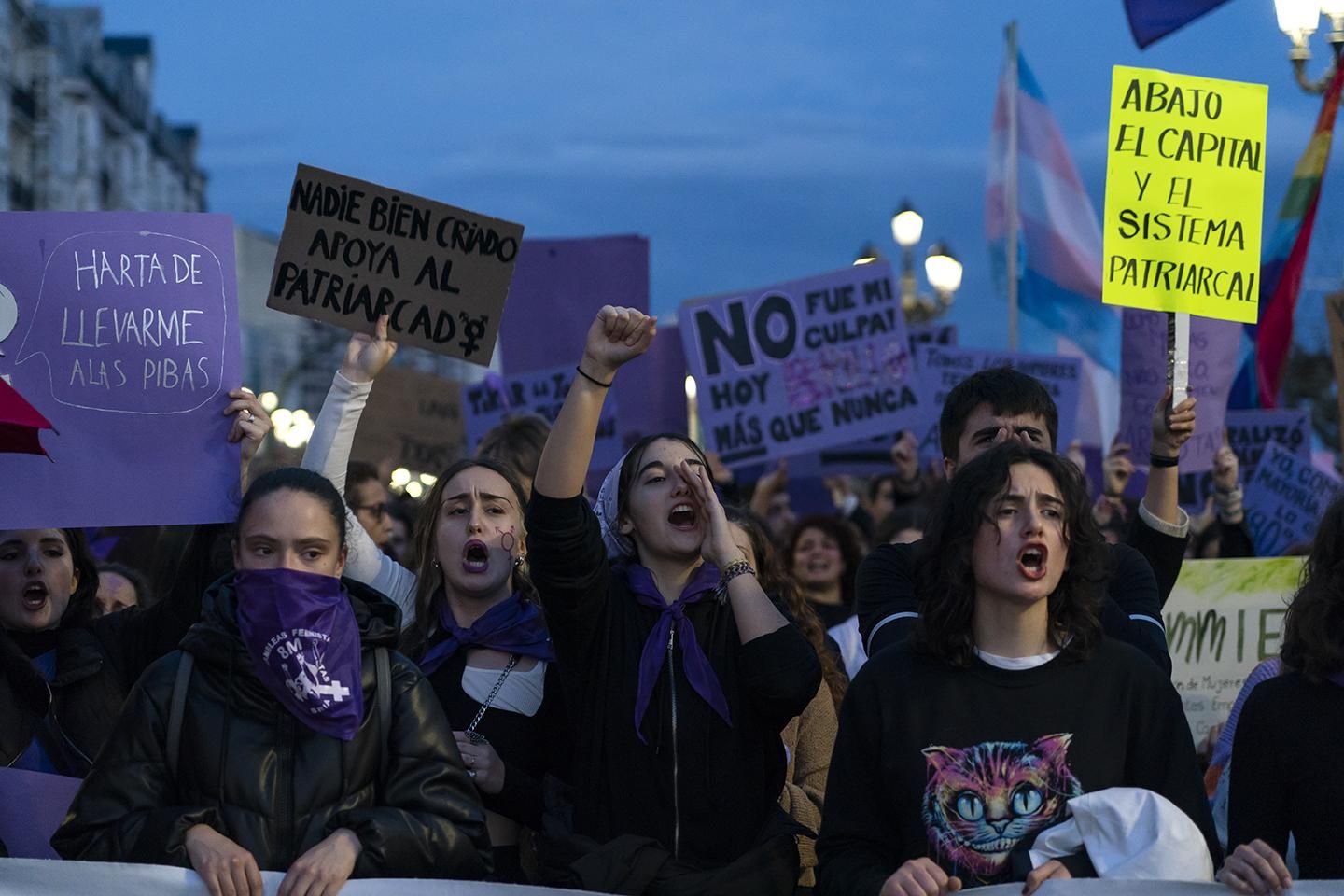 Mujeres manifestantes portan una de las pancartas durante el 8M en Santander.