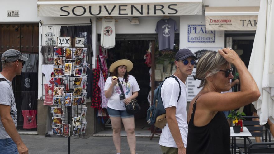 Andalucía se escuda en que hay que bajar impuestos para rechazar el "invento" de la tasa turística que piden las grandes urbes