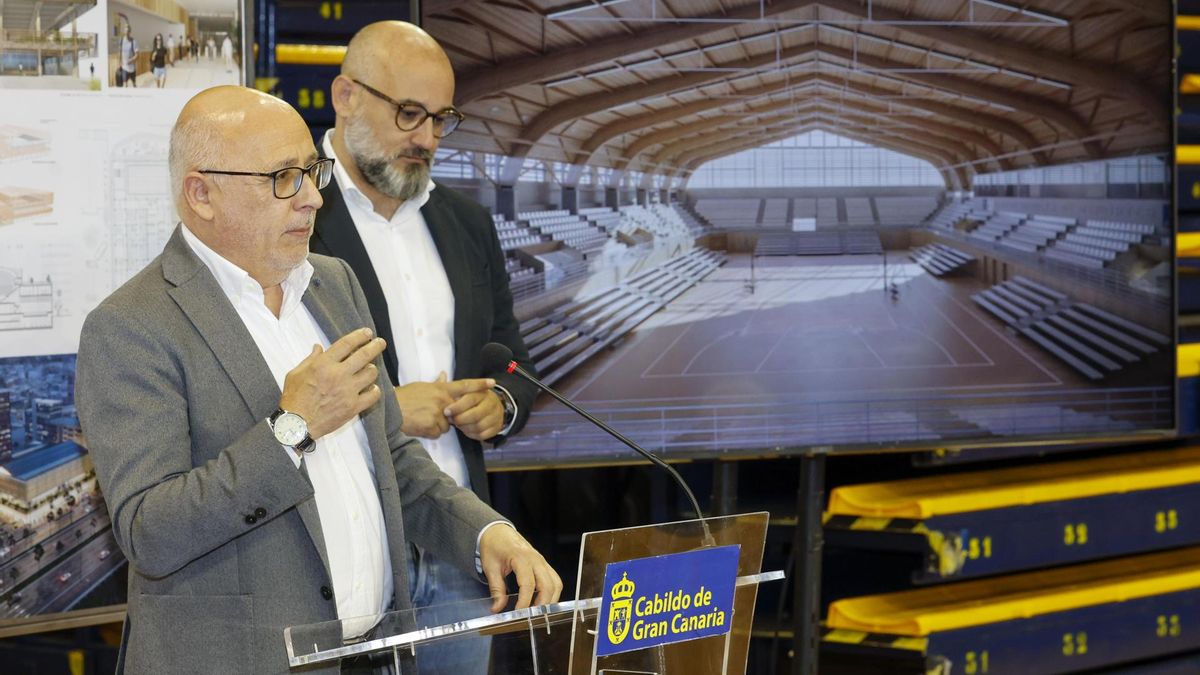 El presidente del Cabildo de Gran Canaria, Antonio Morales (i), y el consejero de Deportes, Aridany Romero (d), en su visita este martes al inicio de las obras de reforma en el Centro Insular de Deportes.