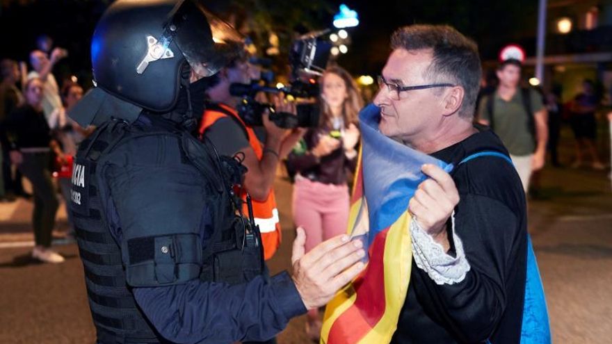 Miembros de los CDR organizan una manifestación bajo los lemas ''¡Vamos a echarlos!'' y ''¡Fuera las fuerzas de ocupación!'', este jueves por la noche al bloquear la nacional II en Calella para echar a la Guardia Civil y a la Policía Nacional de Cataluña.