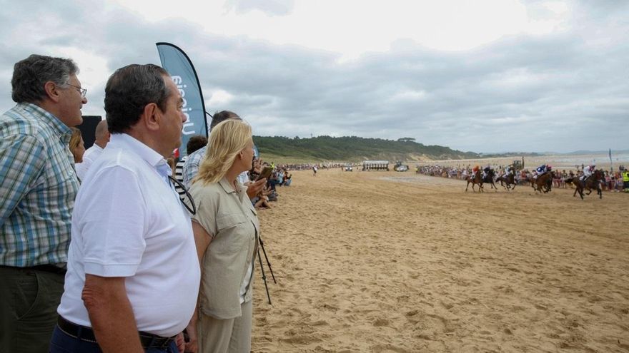 Miles de personas asisten a la 68 edición del Gran Derby de Loredo