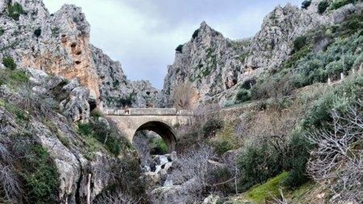 Este enclave alberga un relieve kárstico donde la constante disolución de la roca por la acción del agua ha esculpido una gran variedad de formas geomorfológicas