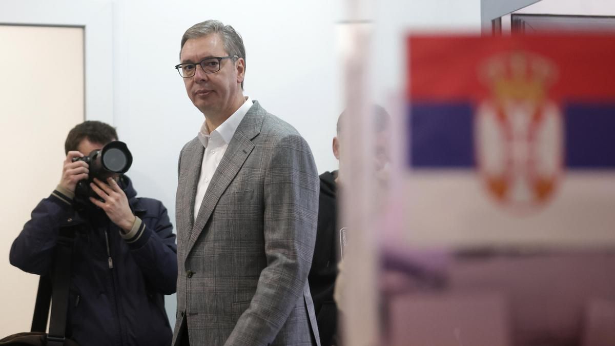 Vucic llega al colegio electoral para votar en las elecciones en Belgrado.