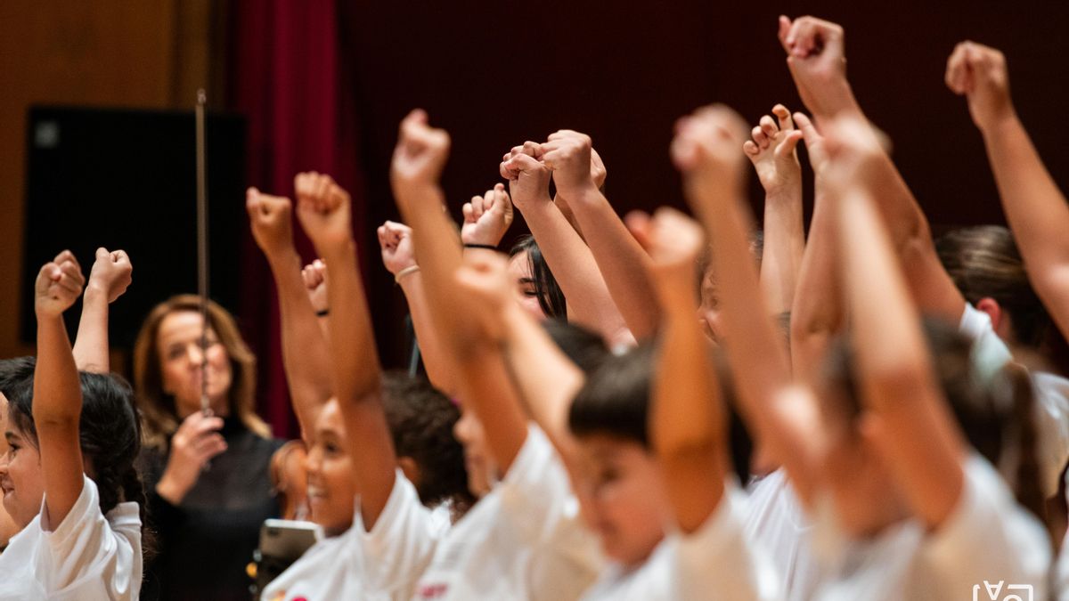 Niños y niñas de Barrios Orquestados tras una actuación en el auditorio Alfredo Kraus.