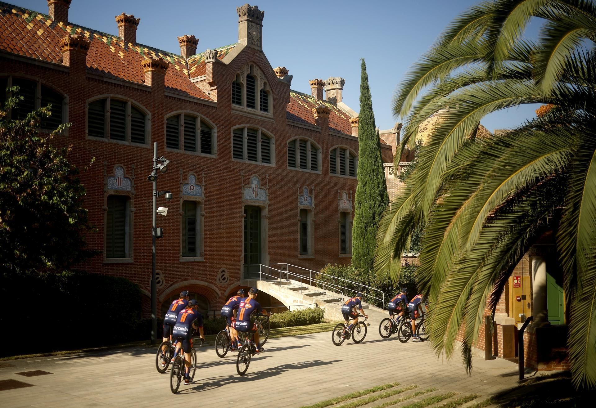 Los ciclistas salen del recinto del Hospital de Sant Pau para iniciar el desfile entre aficionados