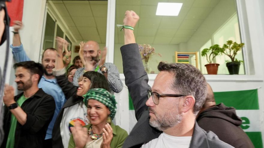 El candidato de Adelante Andalucía, José Ignacio García (d), acompañado por su equipo y Teresa Rodríguez (c) en la asociación sociocultural “La yerbabuena”, celebra los resultados electorales del partido tras los comicios en Andalucía, este domingo en Jerez de la Frontera (Cádiz).