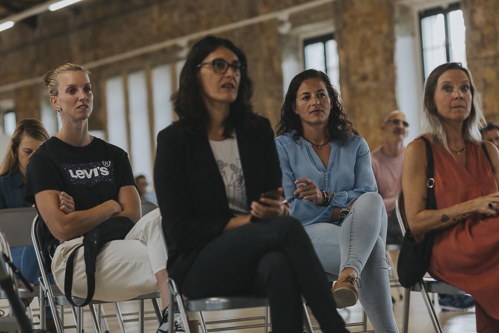 La concejala de Igualdad, Teresa Franco, sentada entre el público