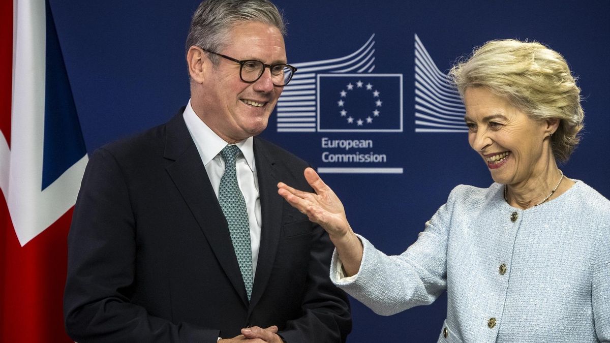 El primer ministro británico, Keir Starmer, y la presidenta de la Comisión Europea, Ursula von der Leyen, en Bruselas, en octubre de 2024.