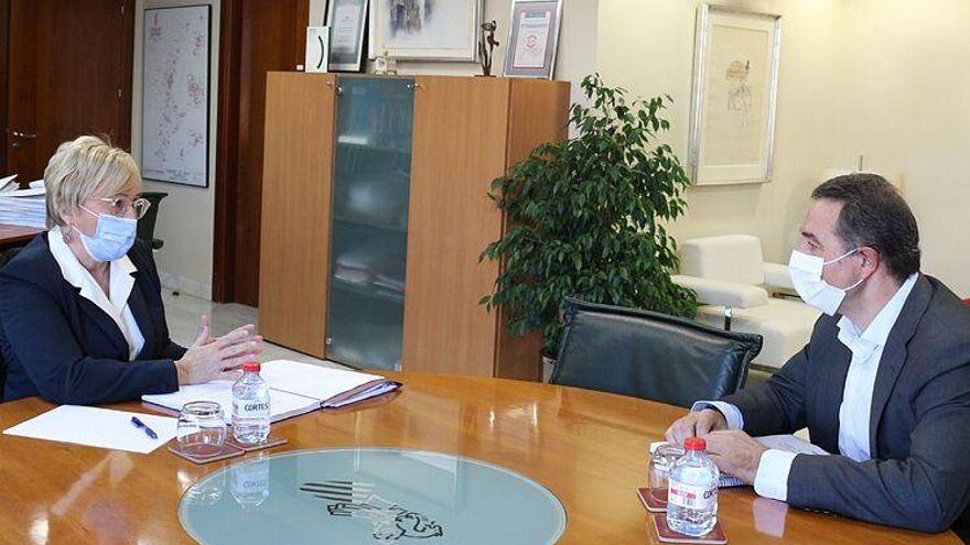 Un momento del encuentro mantenido entre la consellera Ana Barceló y el presidente de la Federación Valenciana de Fútbol, Salvador Gomar.