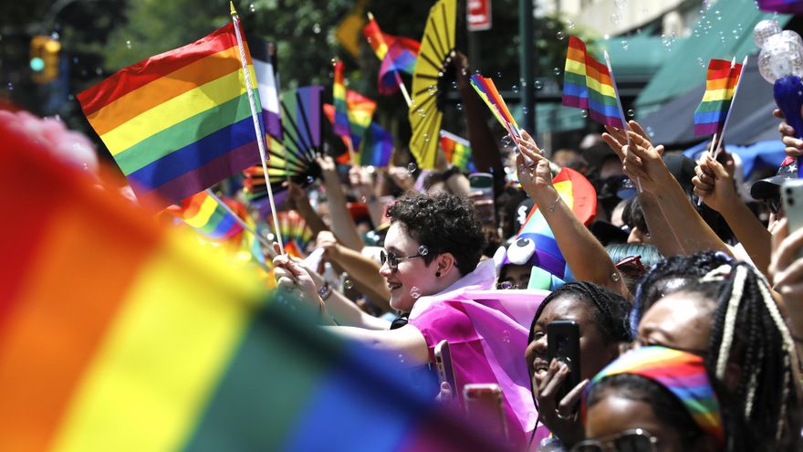 Nueva York celebra un Orgullo virtual, pero miles salen a la calle