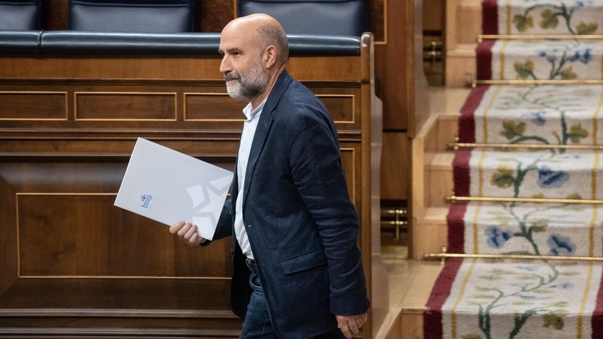 El diputado de BNG, Néstor Rego, durante una sesión plenaria, en el Congreso de los Diputados, a 17 de junio de 2025, en Madrid (España).