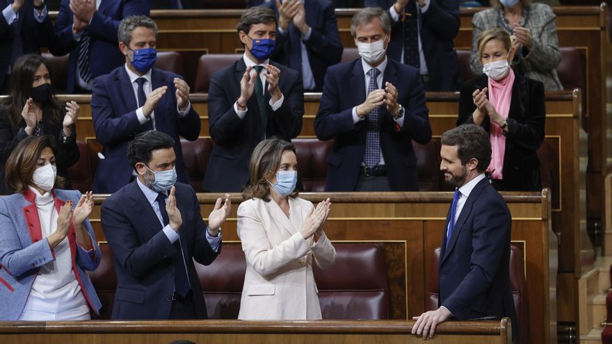 El presidente del PP, Pablo Casado (d, delante), recibe los aplausos de varios diputados de su partido tras su intervención y momentos antes de abandonar el hemiciclo durante la sesión de control al Gobierno, este miércoles, en el Congreso de los Diputados.