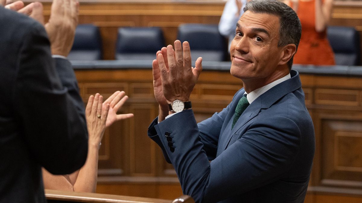 Archivo - Aplausos al presidente del Gobierno, Pedro Sánchez, durante una sesión extraordinaria en el Congreso de los Diputados, a 17 de julio de 2024, en Madrid (España).