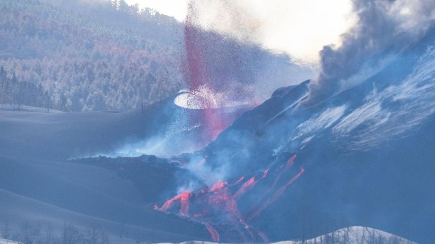 El volcán de Cumbre Vieja ha abierto este domingo nuevos focos de emisión de lava por la zona norte del cono volcánico. EFE/MIGUEL CALERO