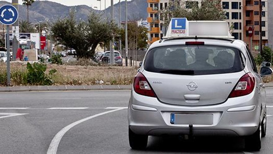 La DGT prepara una revolución que pone en jaque a las autoescuelas en España