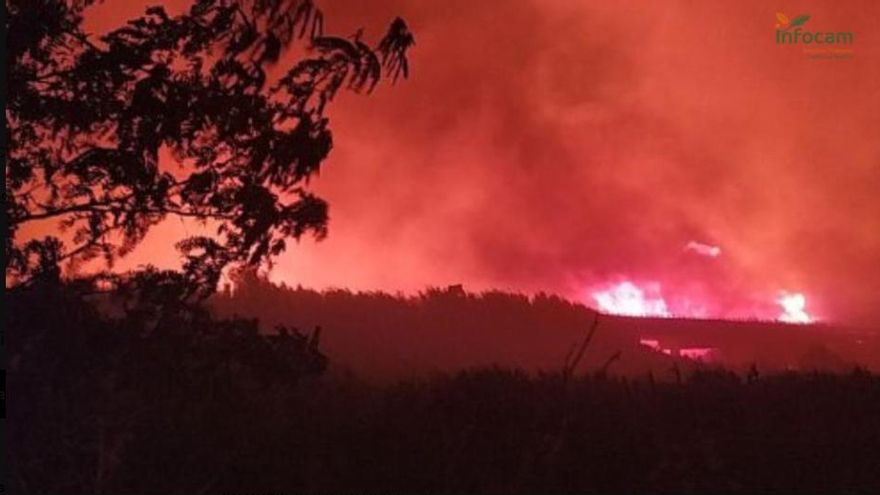 Un incendio obliga a confinar durante la noche a los más de 4.000 vecinos de Calera y Chozas y corta la vía ferroviaria