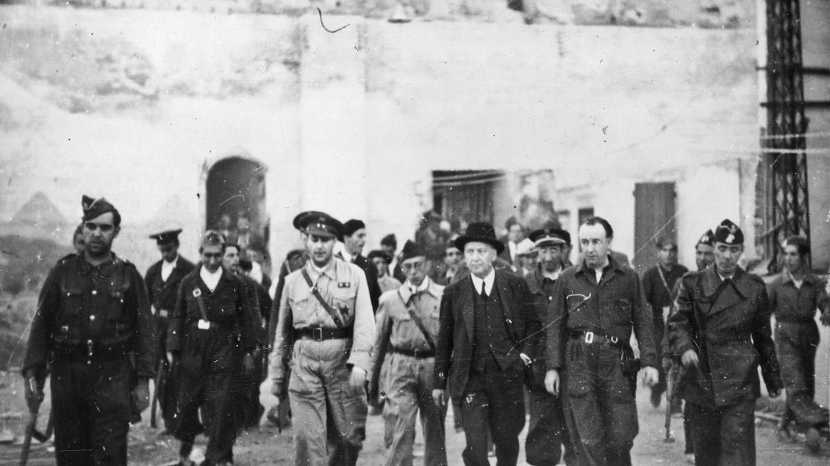 El presidente del Gobierno Largo Caballero visita el asedio del Alcázar de Toledo, acompañado de milicianos y oficiales del Ejército republicano. Dominio público.