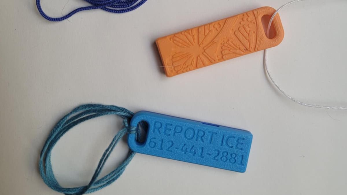 Los silbatos que usan en las comunidades para alertar a los vecinos sobre la presencia del ICE.