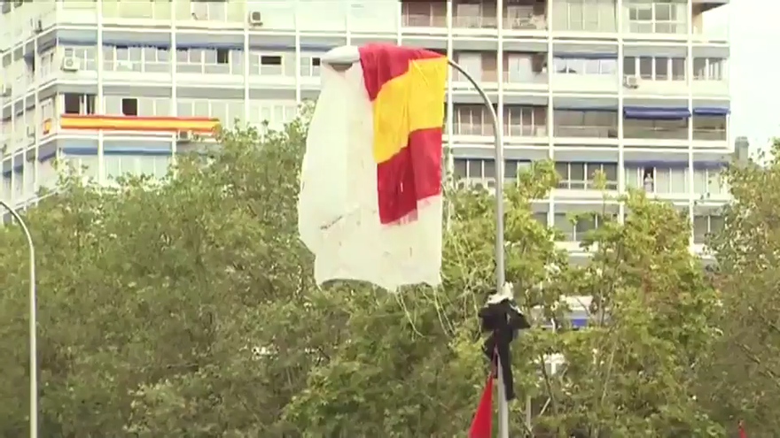 El susto del paracaidista con la bandera de España en el Desfile de las Fuerzas Armadas