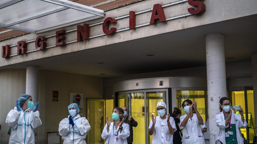 La marcha finalizó en el Hospital 12 de Octubre, donde un grupo de sanitarias recibieron a los manifestantes entre aplausos