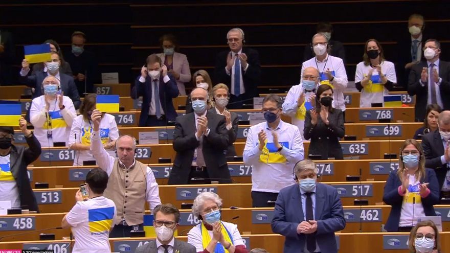 Parlamentarios europeos mostrando en la Eurocámara los colores de la bandera de Ucrania