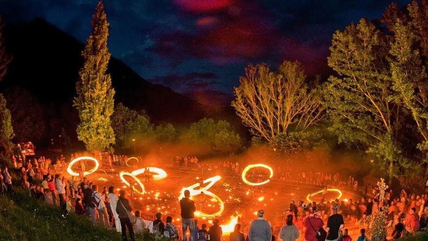 Un San Juan lejos de la playa: así son las fiestas del fuego que iluminan los pueblos del Pirineo