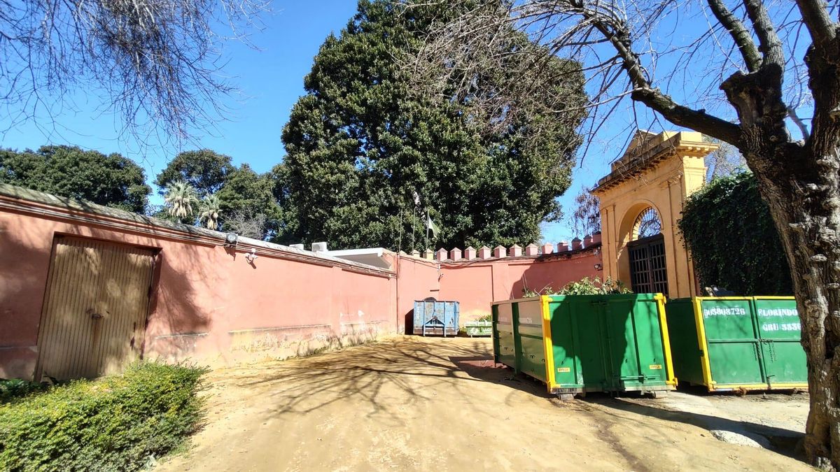 A la derecha, portón del Alcázar que da paso a una de las puertas de acceso de la guardería (a la izquierda)