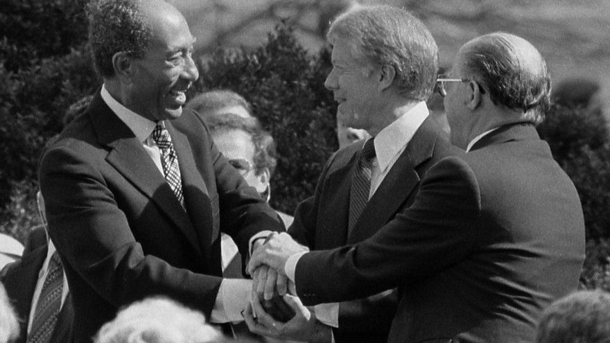 El presidente egipcio, Anwar Sadat; el presidente de EEUU, Jimmy Carter; y el primer ministro israelí, Menachem Begin, firman el acuerdo en 1979.