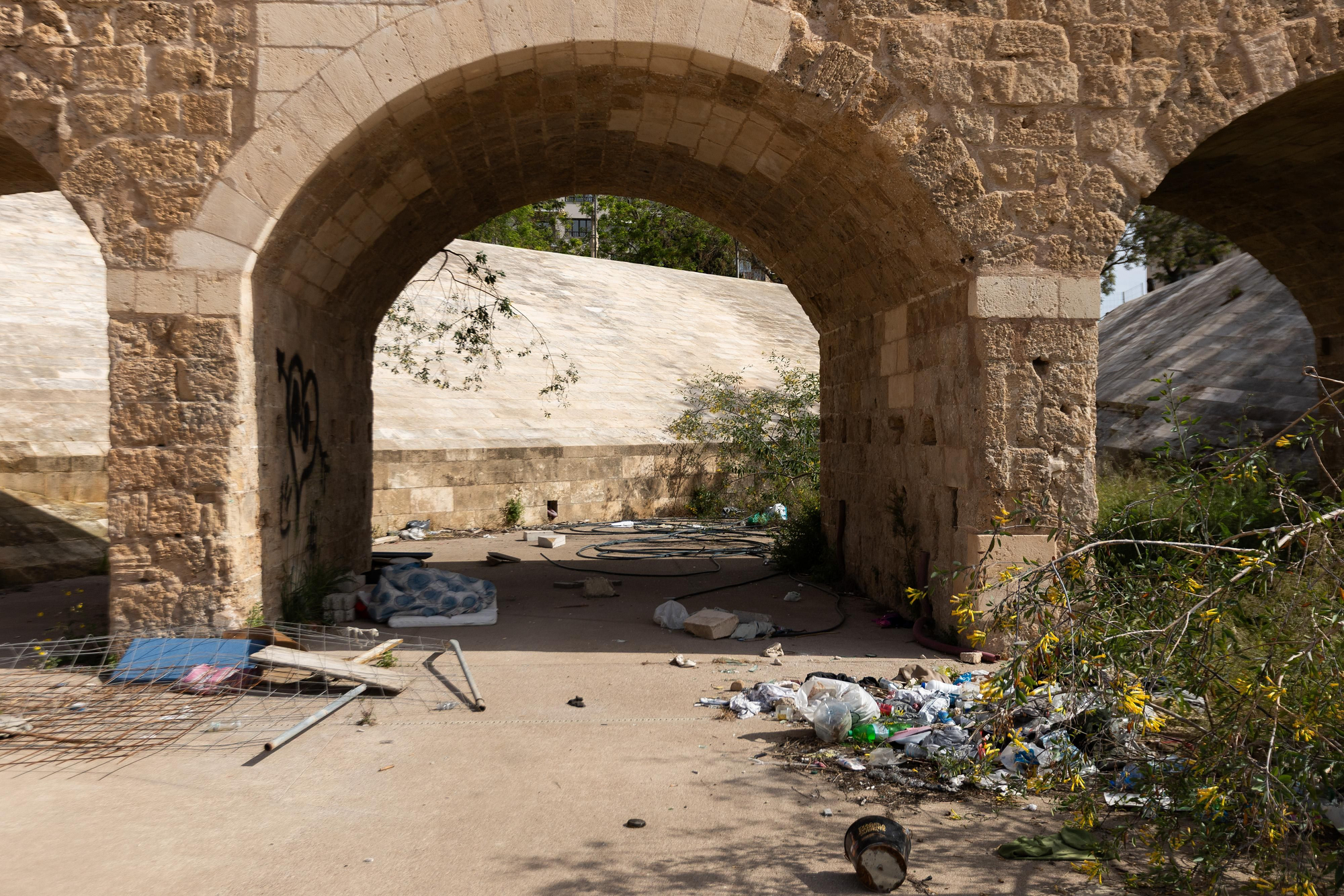 Interior del Baluard des Príncep, donde el abandono convive con los restos de su antigua función defensiva