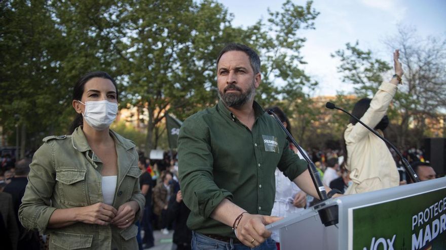 Detenido por delito de odio un tuitero por escribir "Monasterio y Abascal colgados del Puente de Vallecas"