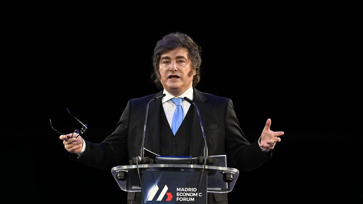 Milei saca pecho de una bajada abrupta de la pobreza, pero los expertos no lo tienen tan claro