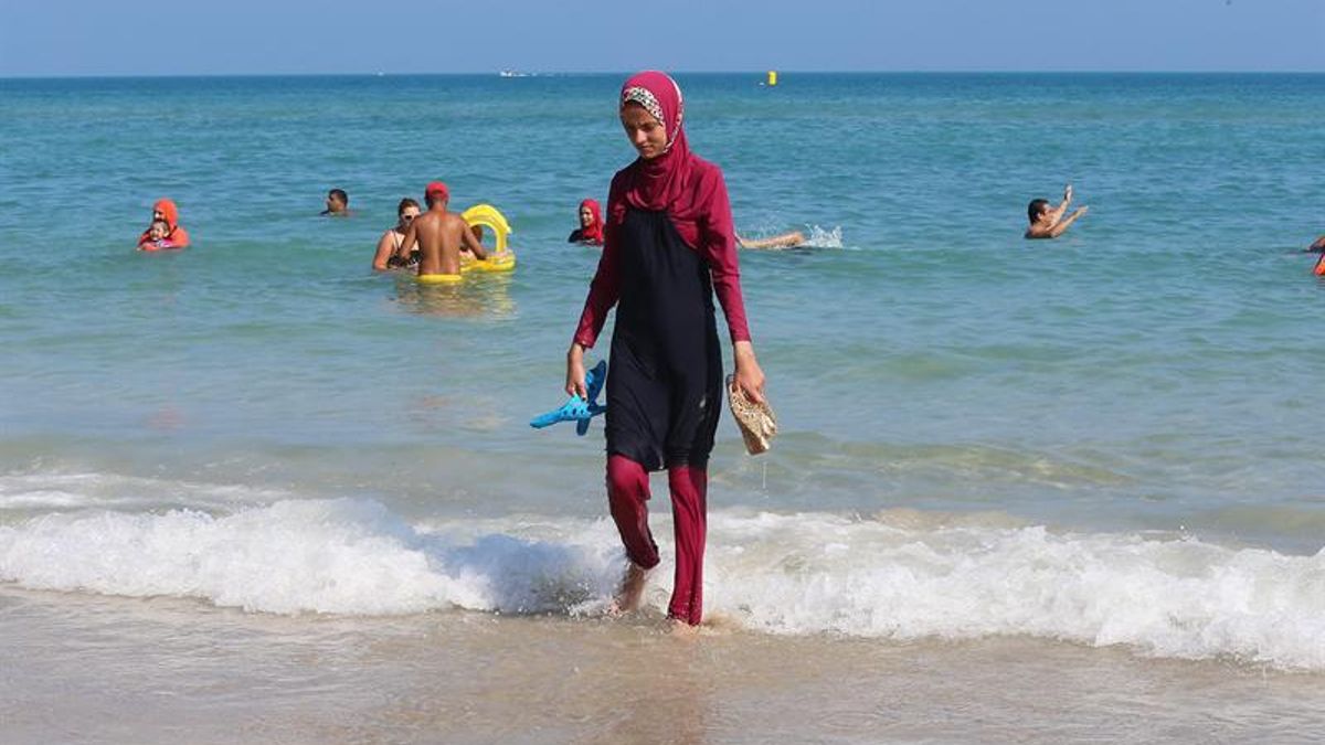 Archivo | El "burkini" es apropiado para evitar el cáncer, dice un experto