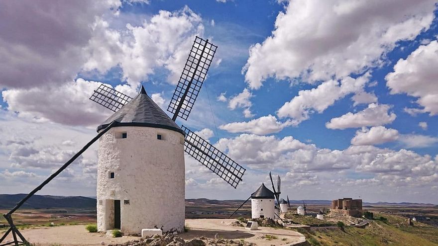 Los gigantes de la Mancha: atardecer entre los molinos que inspiraron a Cervantes