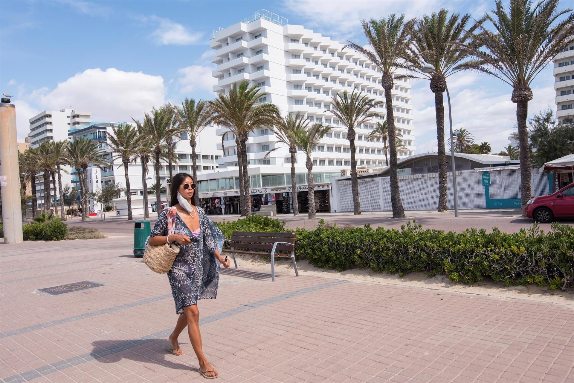 Una dona camina pel passeig de la Platja de Palma l'agost de 2020
