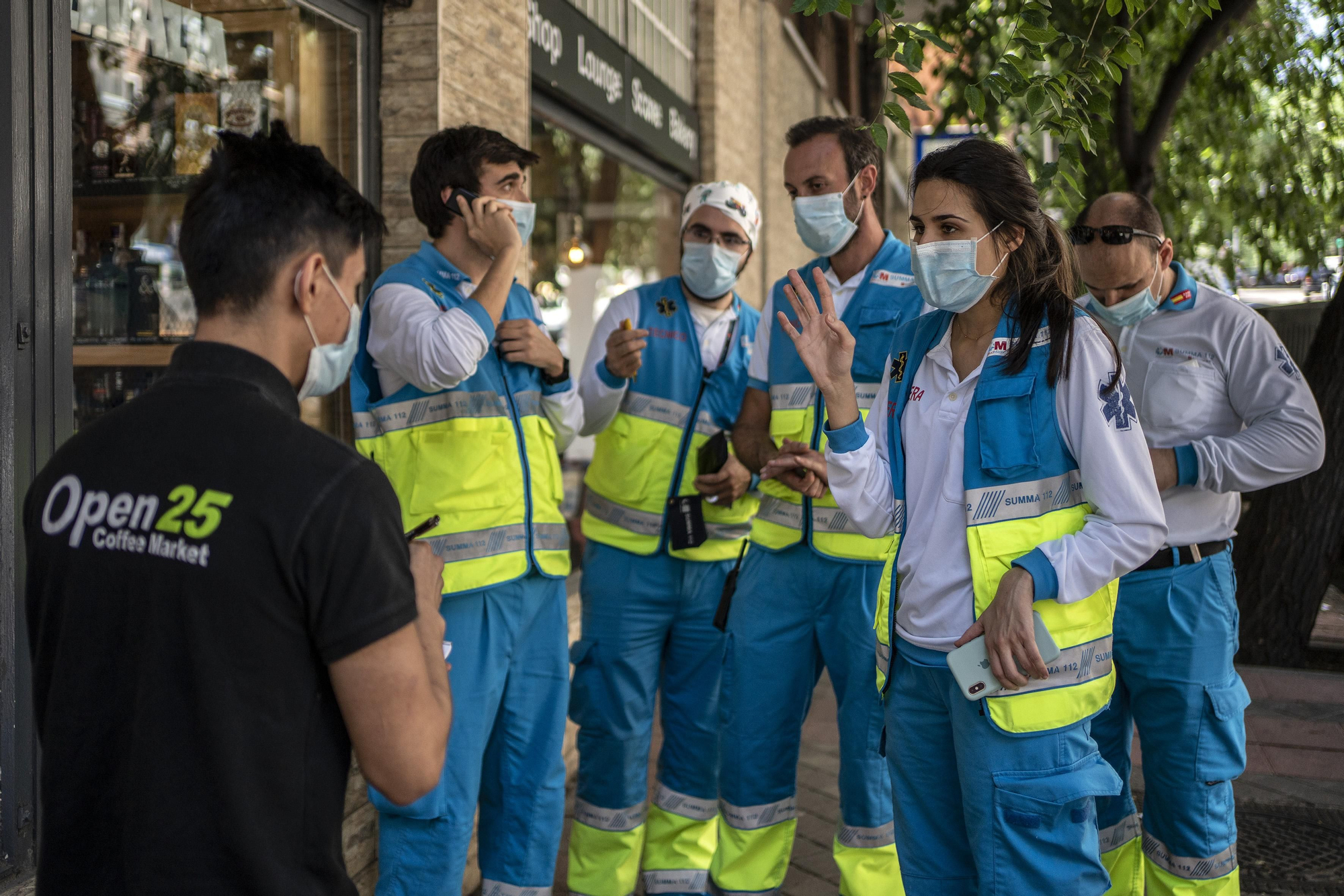 Un trabajador de una cafetería toma nota a Carlos Rubio, médico, Javier, del equipo de prensa de SUMMA, José Sevillano, técnico en emergencias, Ana Moreno, enfermera, e Ignacio Crespo, técnico en emergencia, en una breve pausa que hicieron entre emergencia y emergencia.