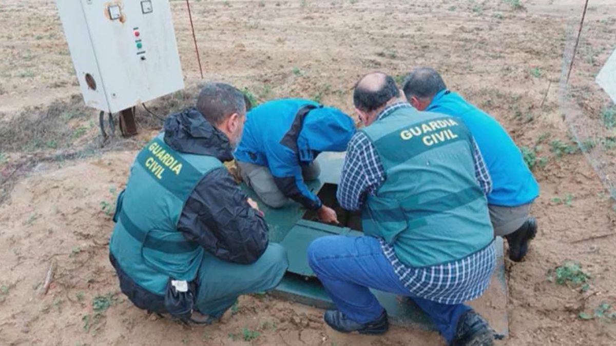 Agentes de la Guardia Civil clausuran uno de los pozos ilegales de Aljóbar.