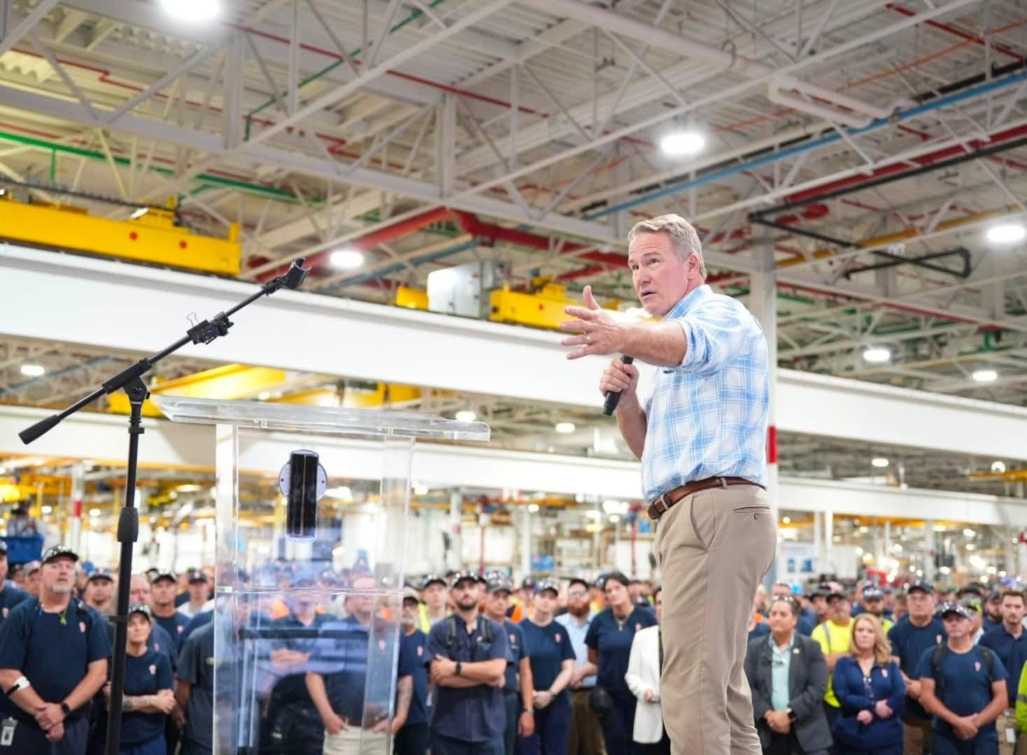 El senador republicano Jon Husted, en un acto de campaña en una fábrica