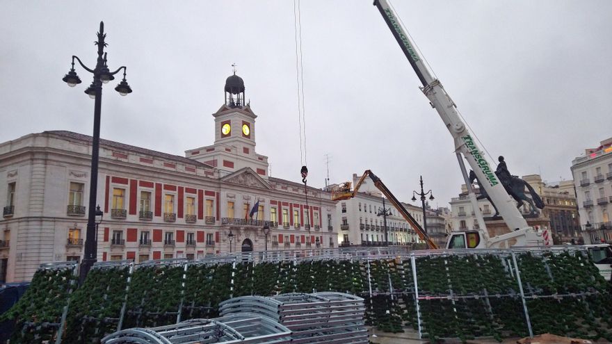 Montan un árbol luminoso en medio de la obra de Sol y vuelve el polémico abeto natural a Plaza de España
