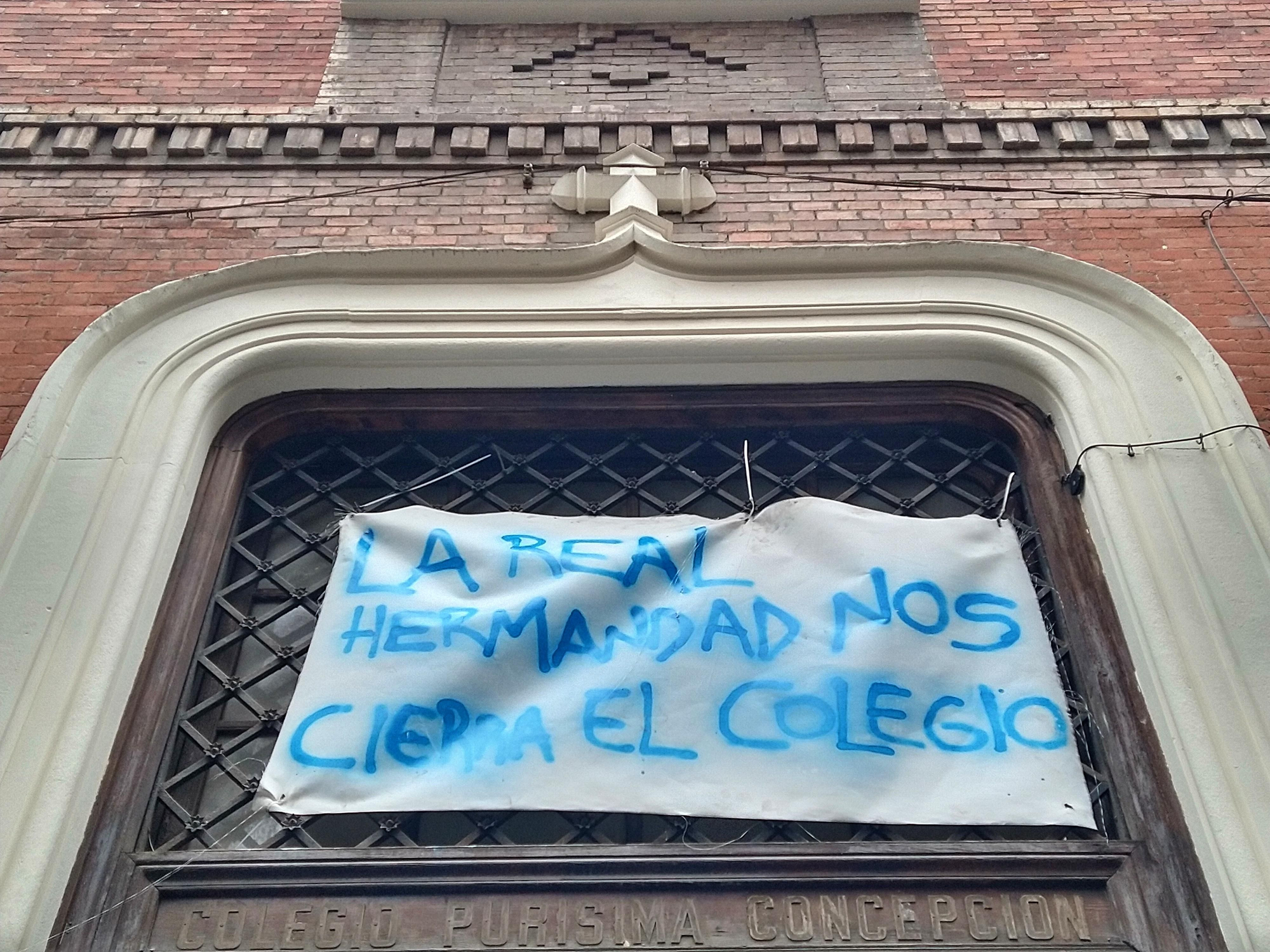 "La real hermandad nos cierra el colegio"