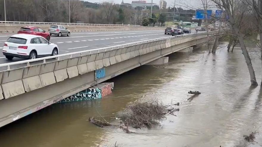 El Manzanares alcanza su nivel más alto a la entrada de Madrid y Emergencias pide restringir todos los desplazamientos