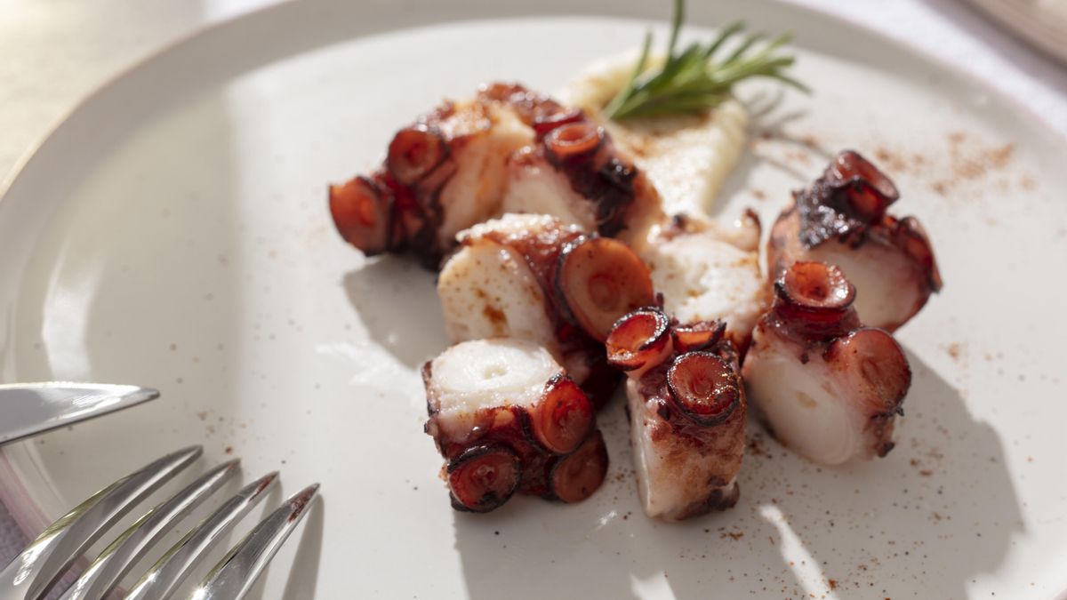 Pulpo a la murciana con hojas de laurel