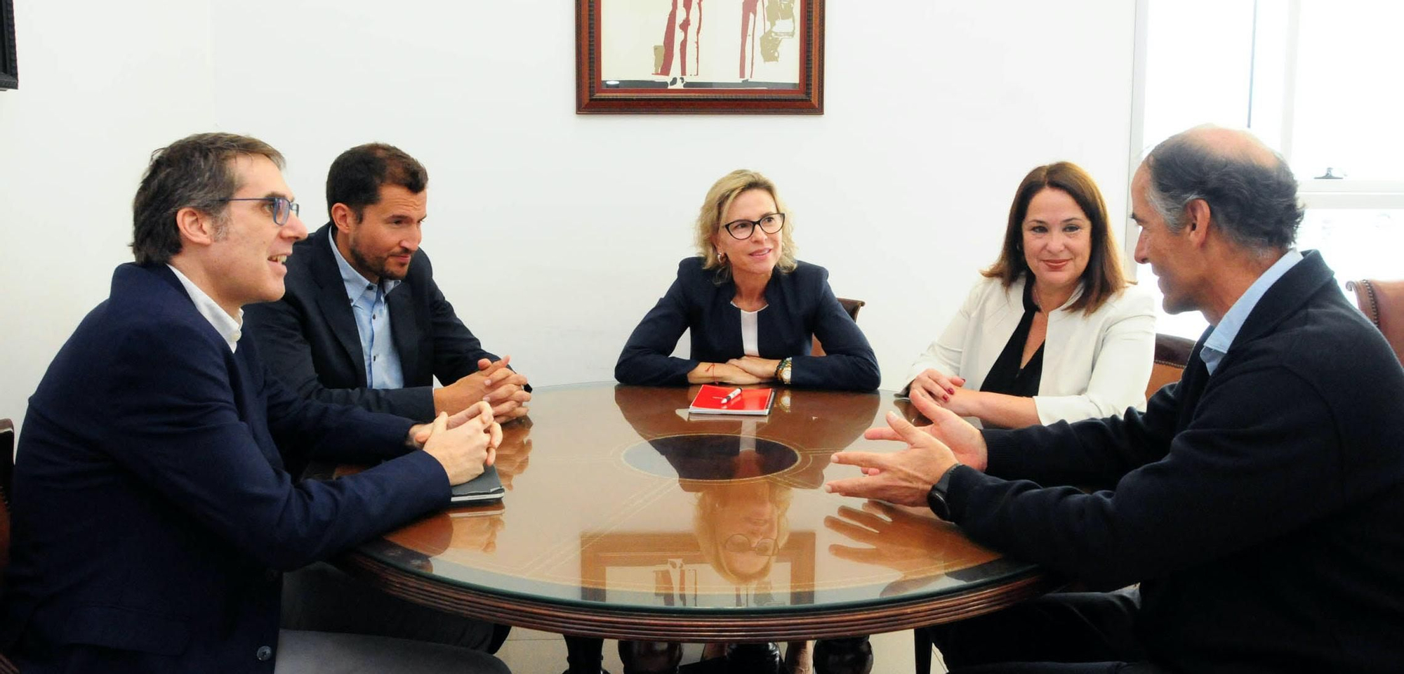 Reunión este miércoles entre la alcaldesa de San Bartolomé de Tirajana, Concepción Narváez, la concejala de Desarrollo Local, Elena Espino, y por parte de Endesa, Saúl Barrio, director de Generación en Canarias, Luis Varela, director de la central de Barranco de Tirajana y Jonay Hernández, responsable de Sostenibilidad y Valor Compartido.