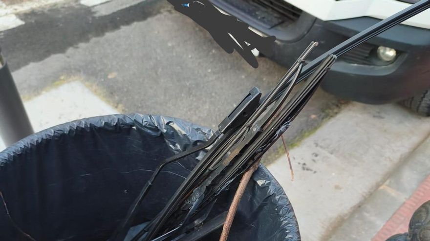 Una veintena de coches vandalizados durante los quintos de Alberite, con piezas arrancadas y tiradas a la basura