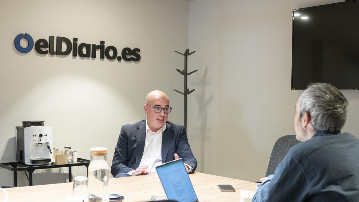 Martín responde a las preguntas de la entrevista