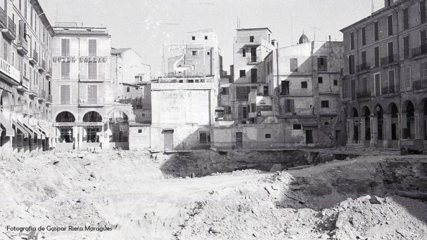 Construcción de los aparcamientos y las galerías subterráneas de la Plaza Mayor a finales de los años sesenta